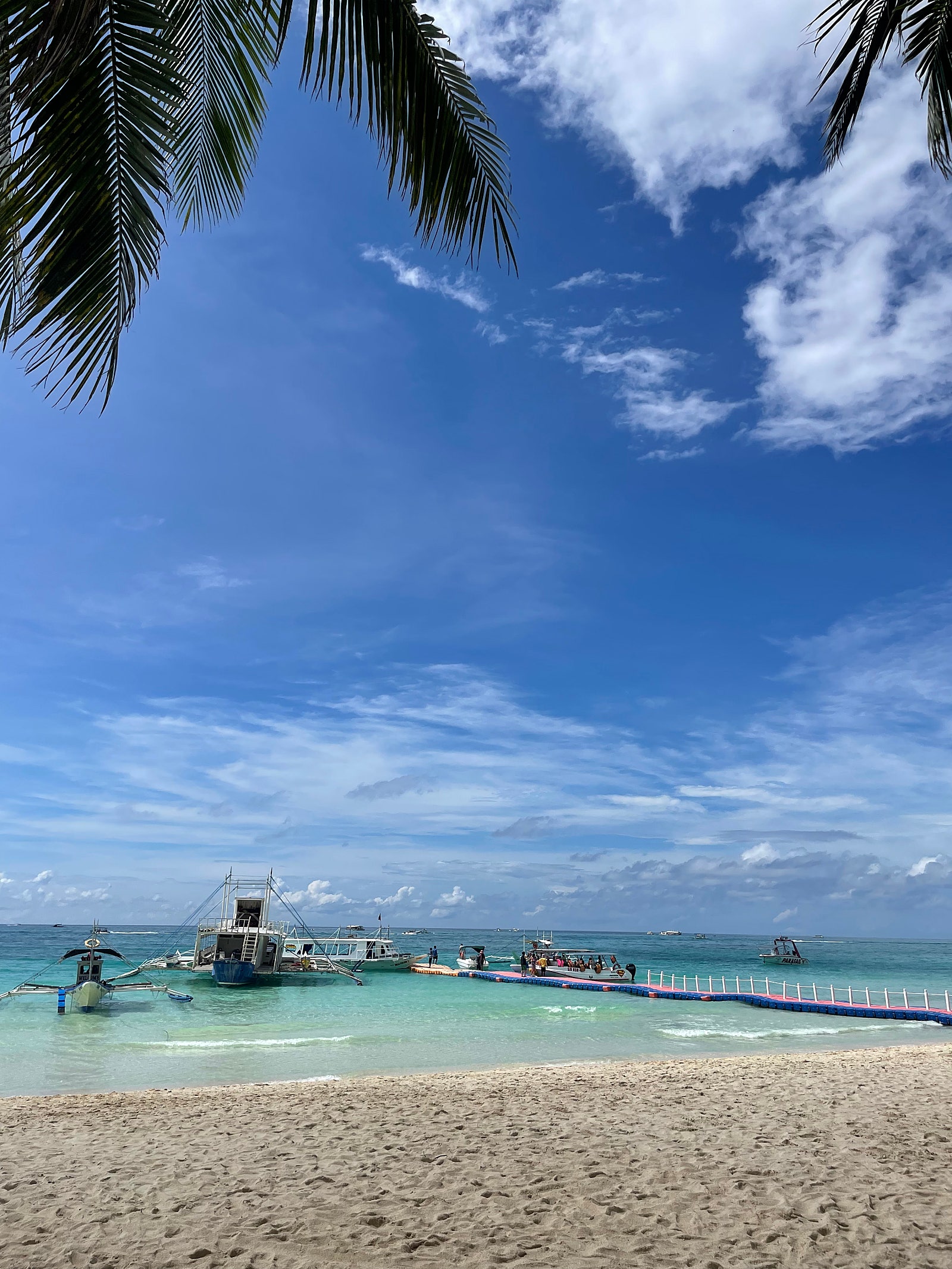 화창한 보라카이의 지금